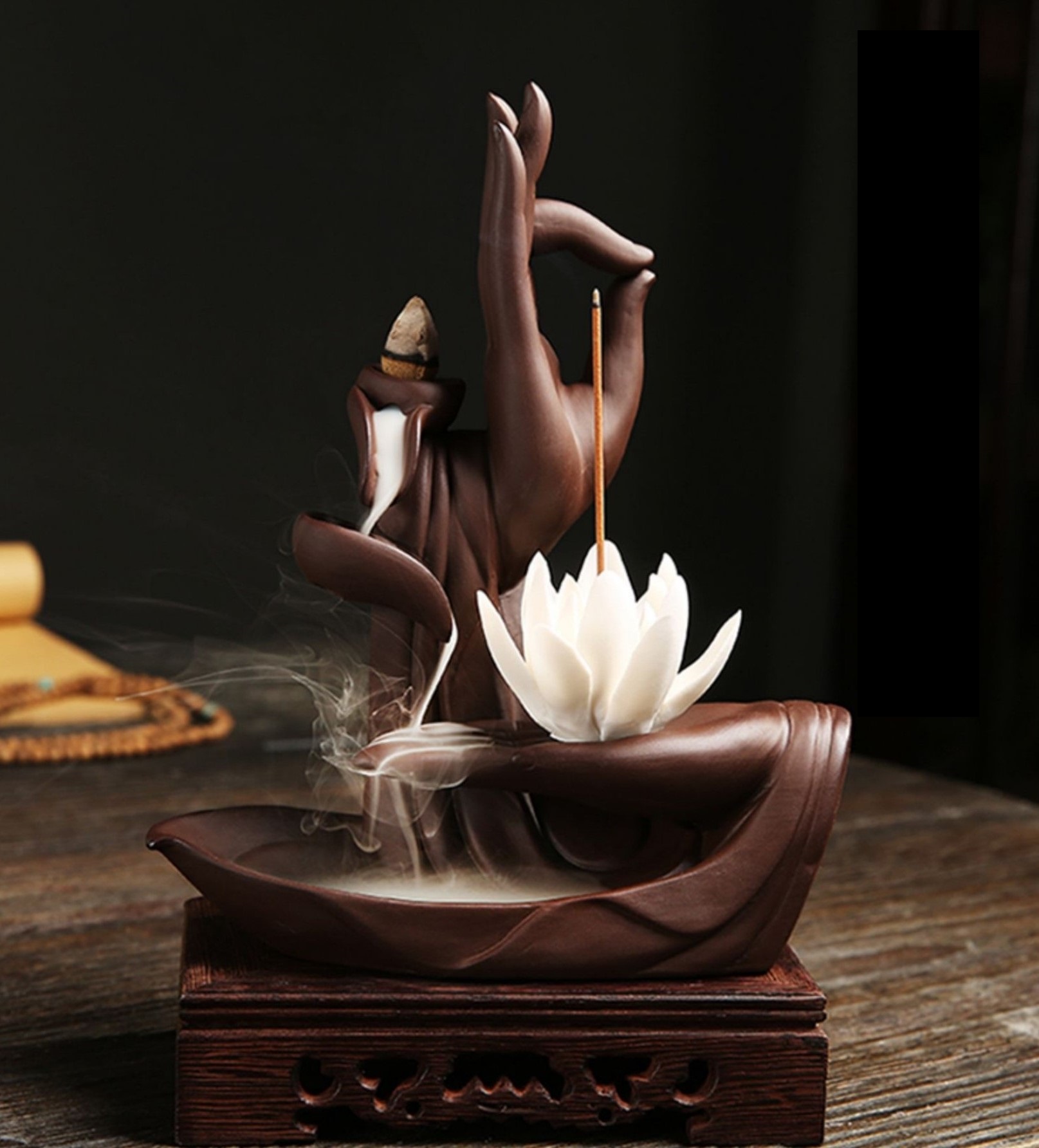 Thác khói trầm hương tay Phật