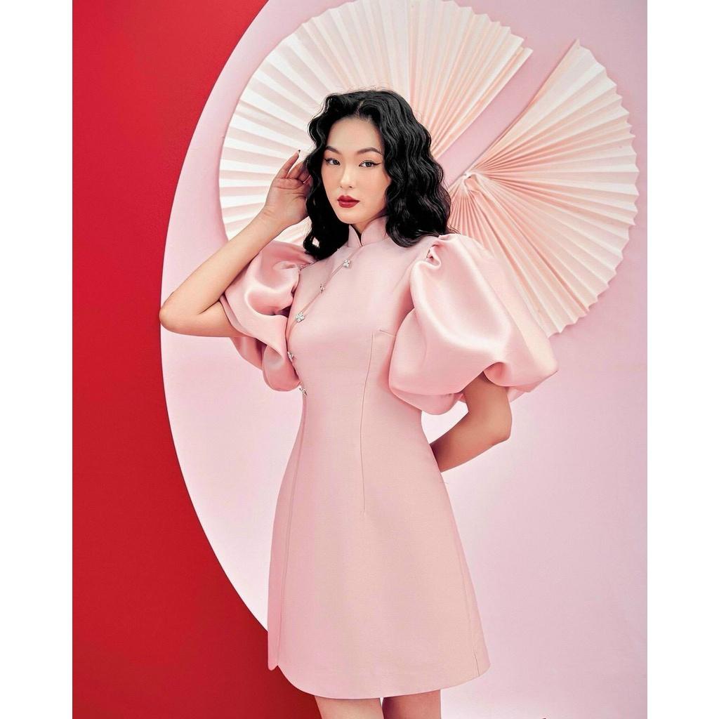 Đầm xoè cổ tàu đính phụ kiện tay phồng to như hình
