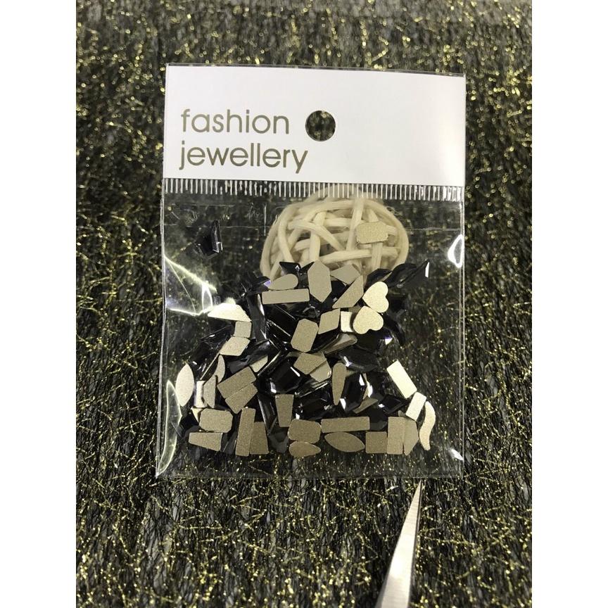 Đá chân bằng màu đen mix dáng 100 viên