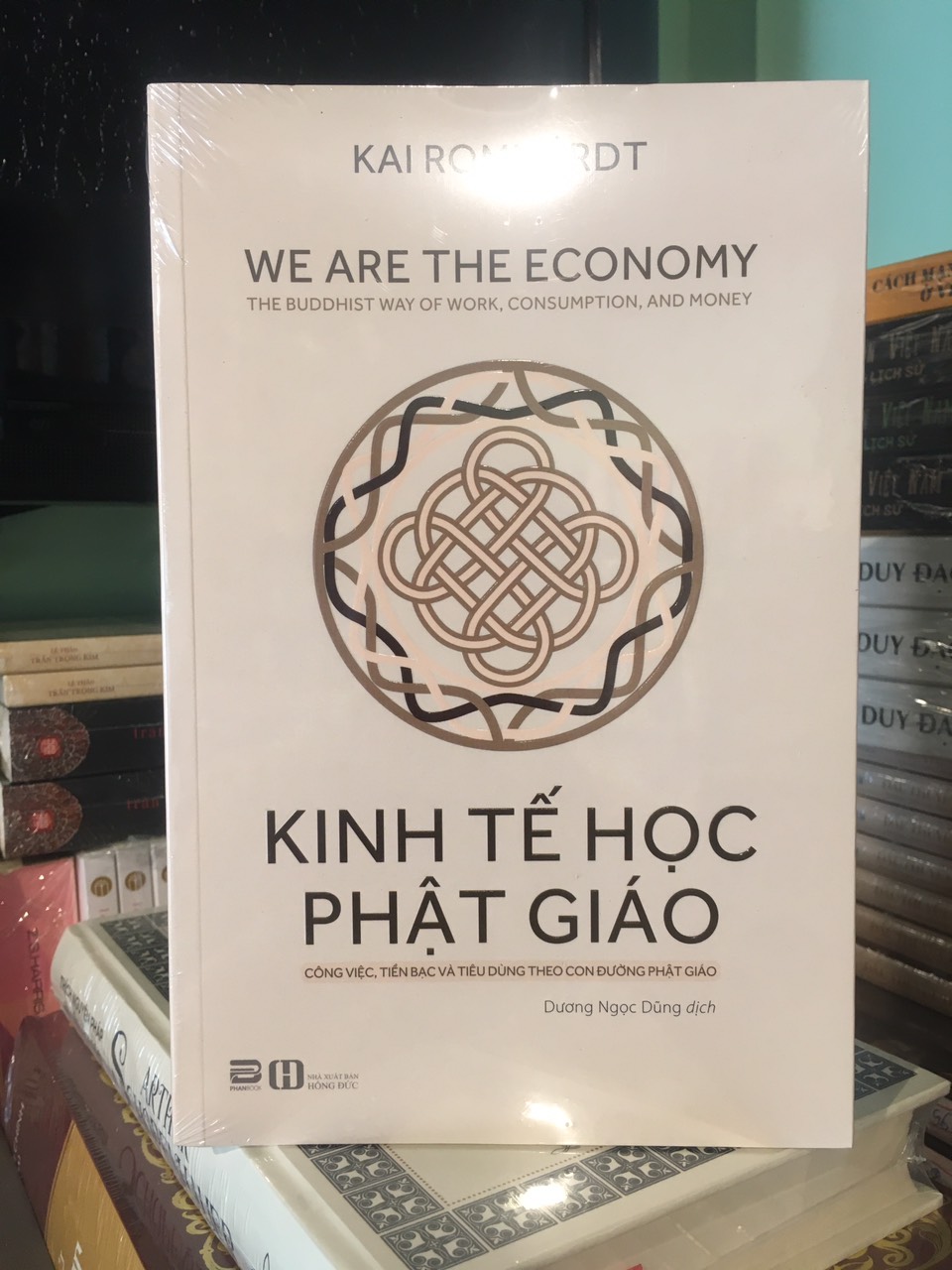 KINH TẾ HỌC PHẬT GIÁO - Công Việc, Tiền Bạc Và Tiêu Dùng Theo Con Đường Phật Giáo - Kai Romhardt - Dương Ngọc Dũng dịch - (bìa mềm)