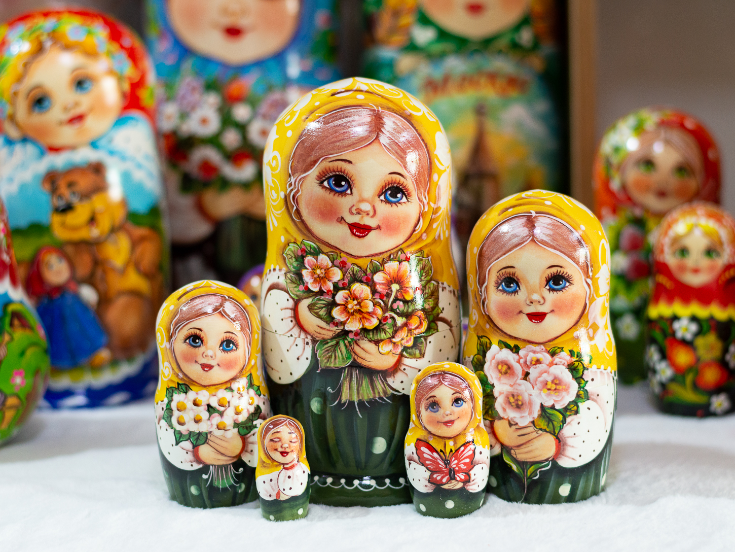 BỘ BÚP BÊ NGA MATRYOSHKA 5 LỚP 18CM HOA VĂN "MISA ÔM HOA VÀNG" RẤT ĐẸP VÀ DỄ THƯƠNG