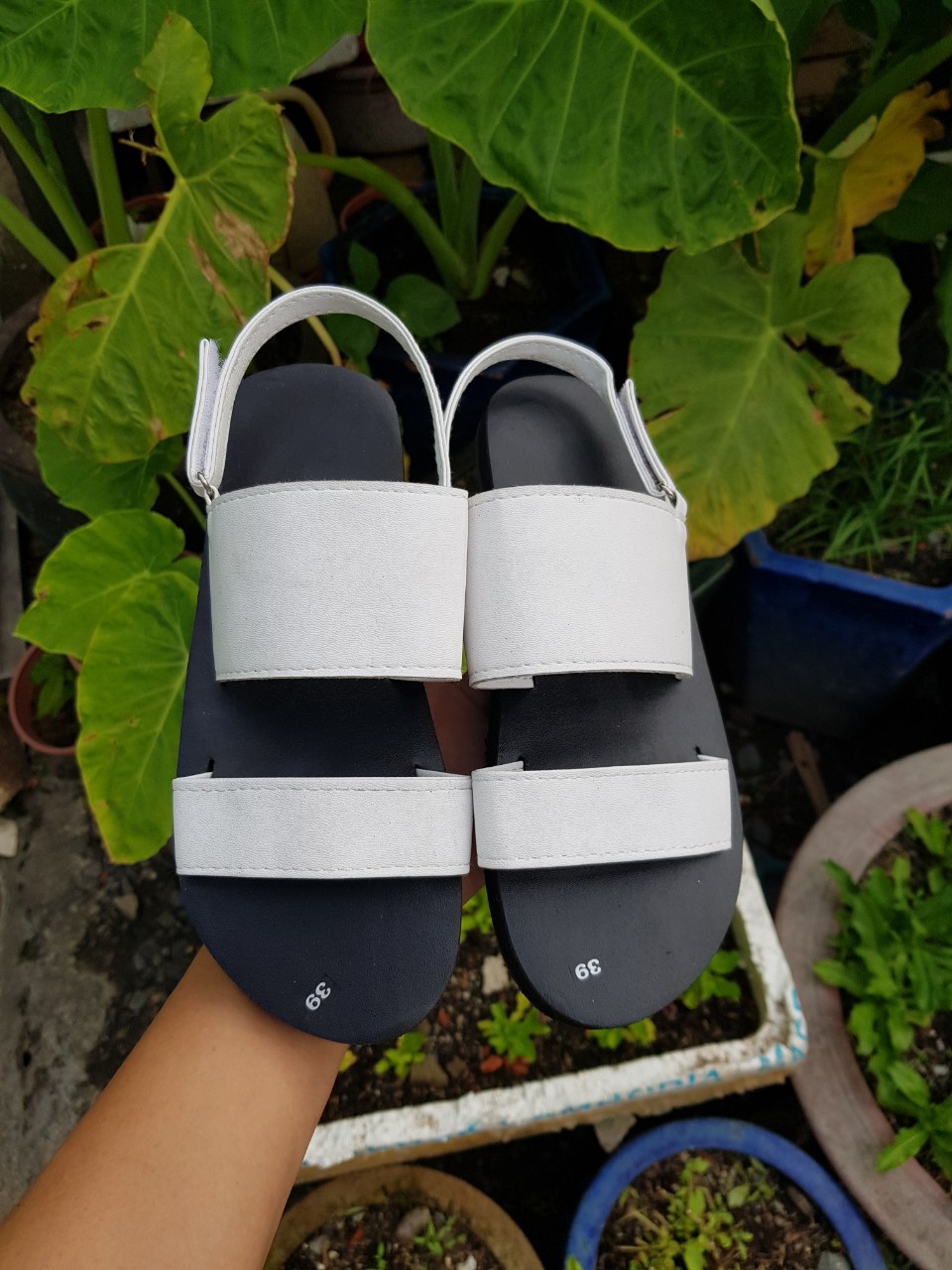 sandal nam nữ sandal ( đế đen quai trắng ) size từ 34 nữ đến 42 nam có đủ màu đủ size ib chọn thêm