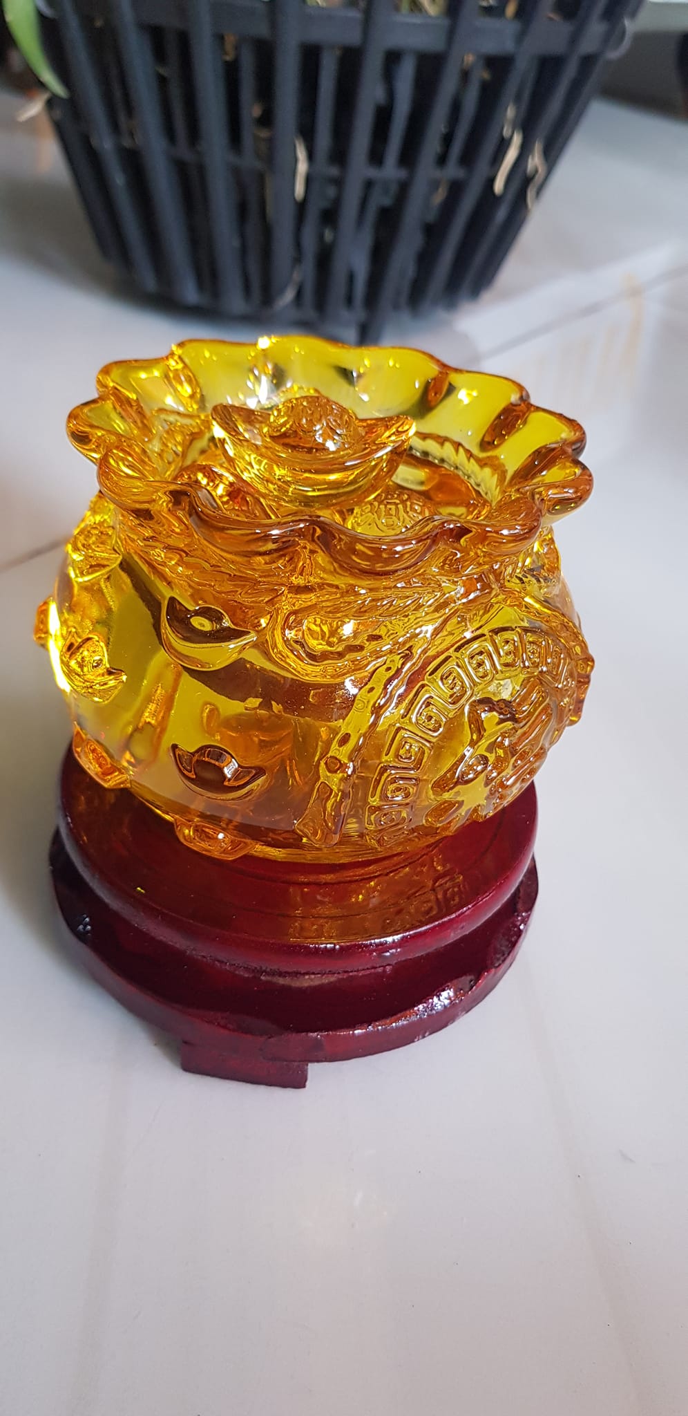 Tượng Phong Thủy Thố tụ tài mới miệng kiểu màu vàng anh tài lộc 10 thỏi xiền vàng đá lưu ly tự nhiên đế gỗ size trung đk 11cm x Cao 11cm cả đế x thố cao 7,5cm Hợp ANh Chị Mệnh Kim Thổ Thuỷ đặt bàn làm việc bàn thờ thần tài ạ