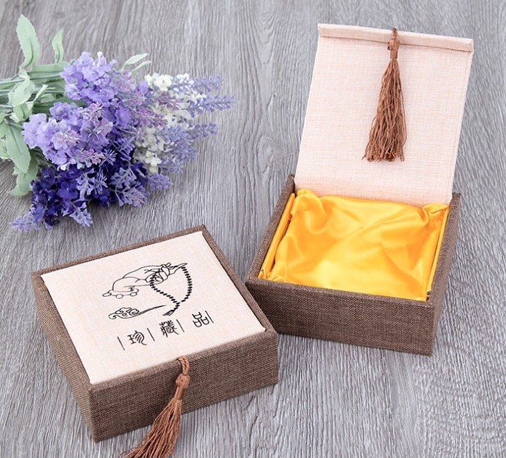HỘP GẤM LÓT VẢI VÀNG TAY PHẬT CẦM CHUỖI HẠT 12cm ĐỰNG VÒNG , CHUỖI PHONG THỦY
