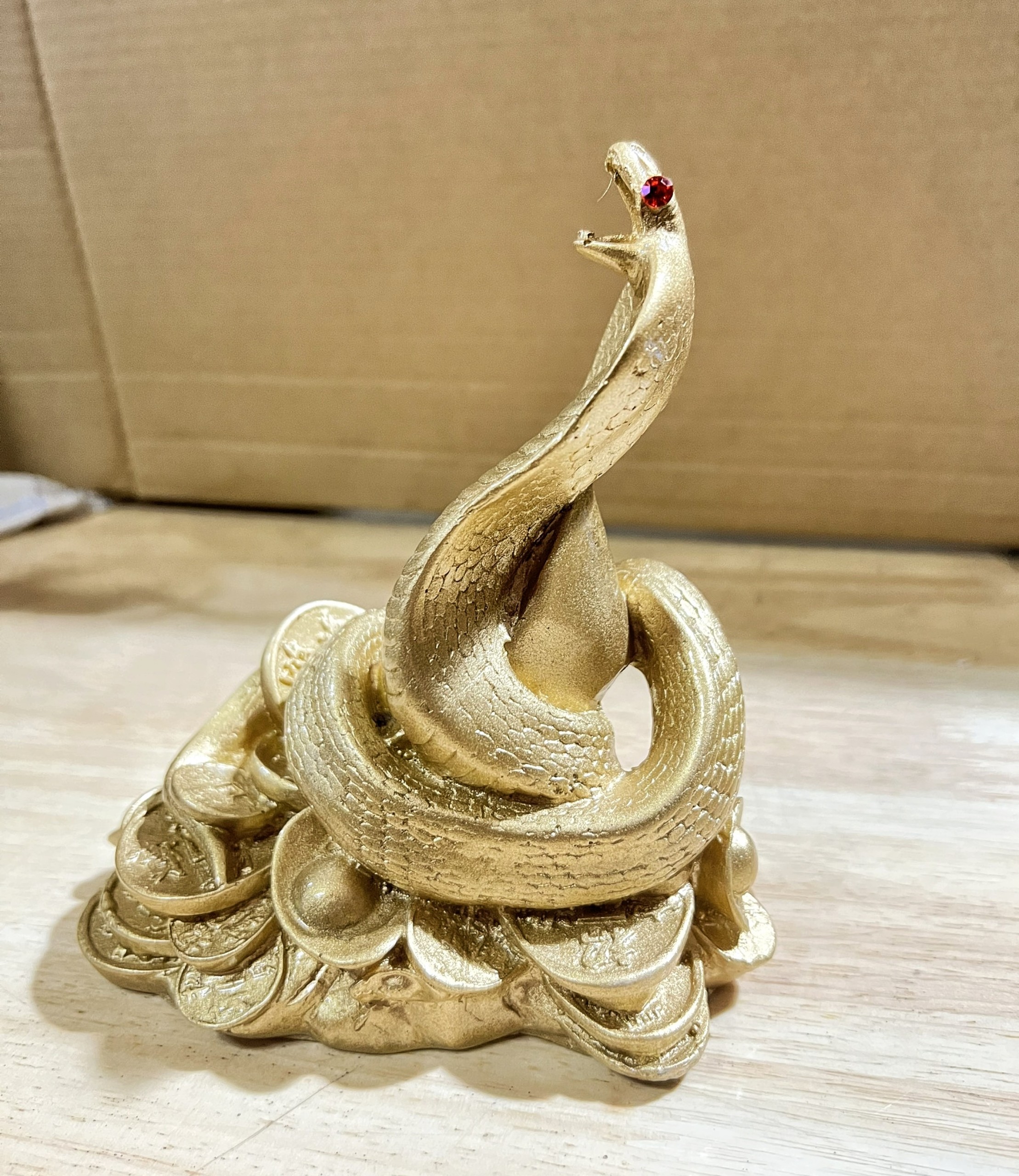 Tượng Rắn Cuộn Vàng Phong Thủy ôm Tài Lộc bằng bột đá cao 14cm