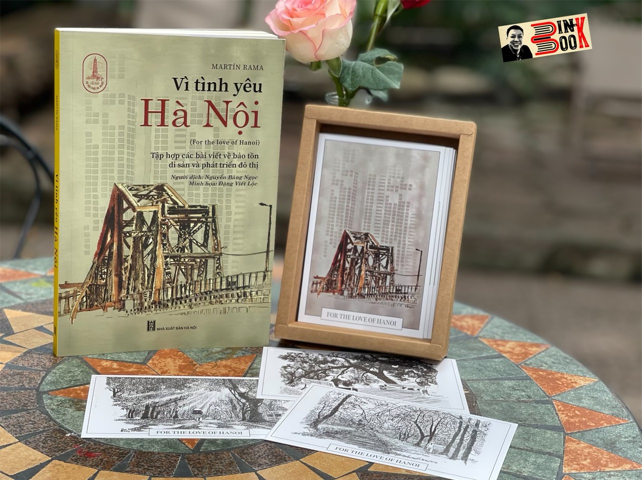 (+ Bộ hộp đựng 27 tấm postcard) VÌ TÌNH YÊU HÀ NỘI– Tập Hợp Các Bài Viết Về Bảo Tồn Di Sản Và Phát Triển Đô Thị – Martín Rama – Tri Thức Trẻ Books