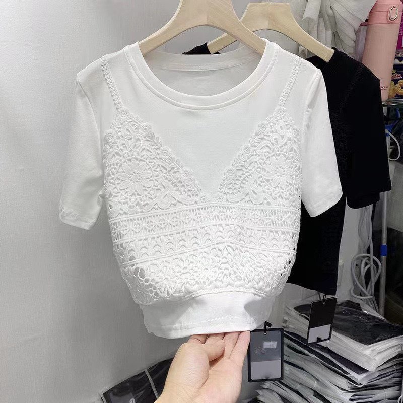 Áo thun trắng kết hợp vải ren tinh tế