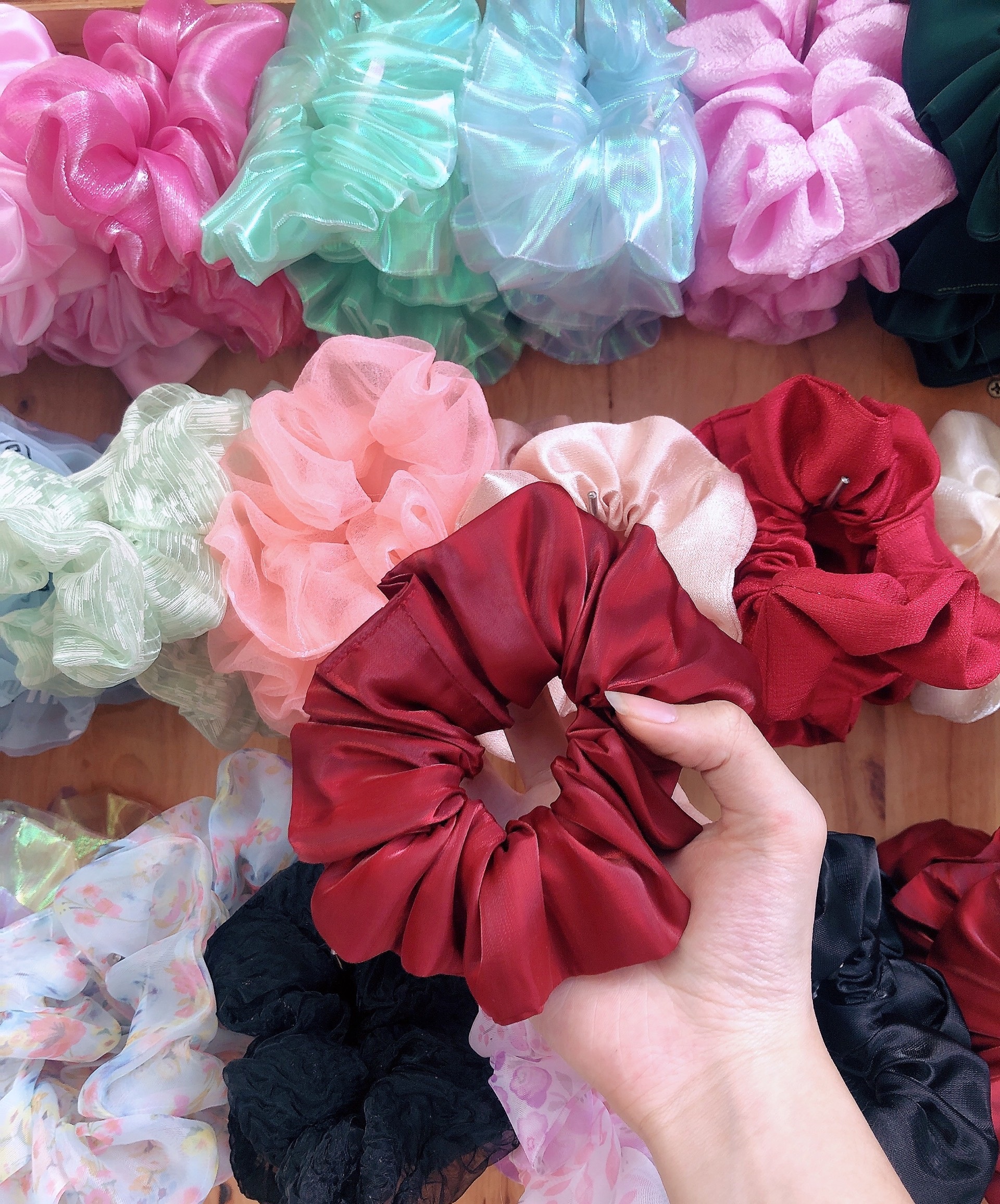 Cột tóc scrunchies màu đỏ đô ánh kim sang trọng size trung lớn