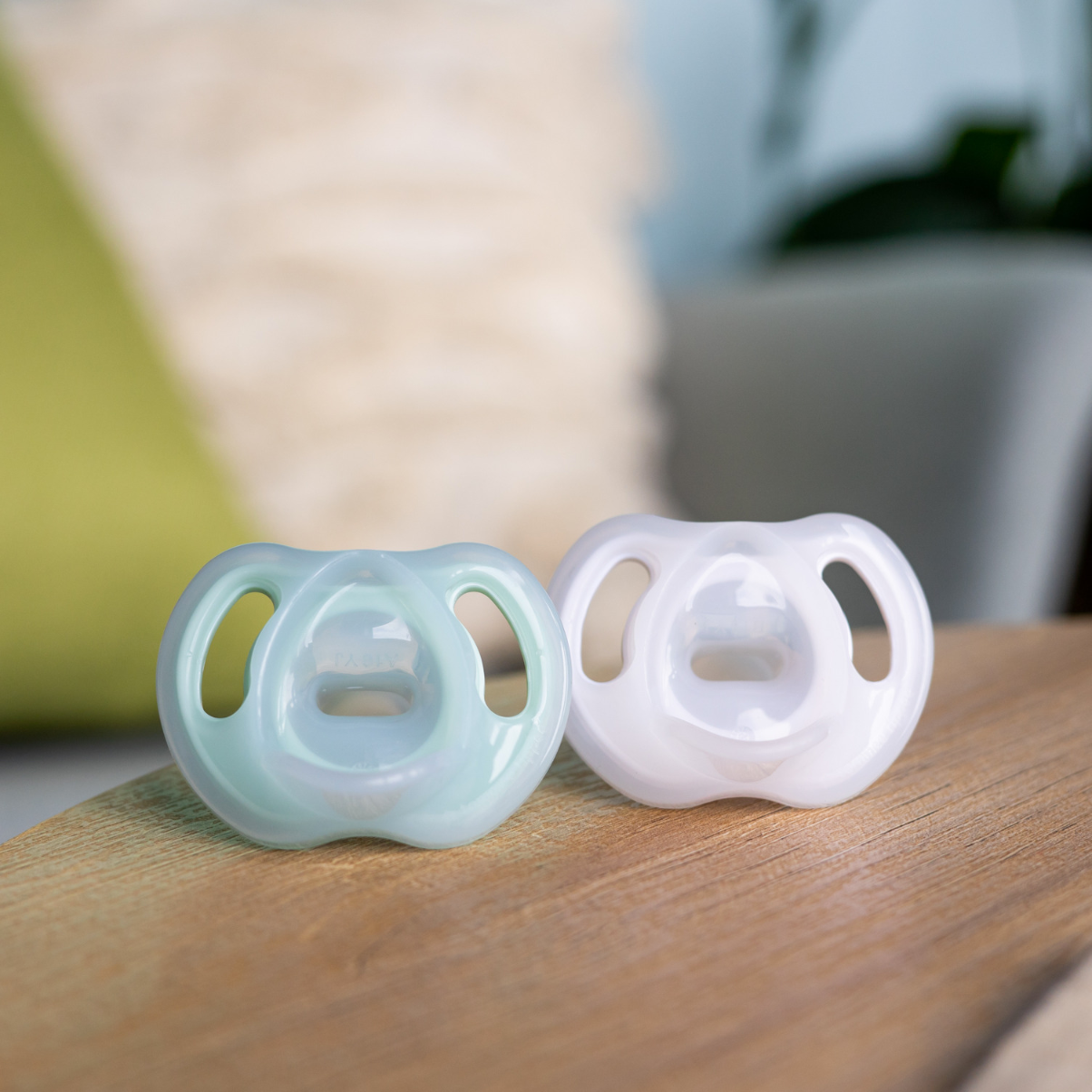 Ty ngậm silicon siêu nhẹ cho bé Tommee Tippee Ultra Light 0-6 tháng - Xanh dương/Trắng