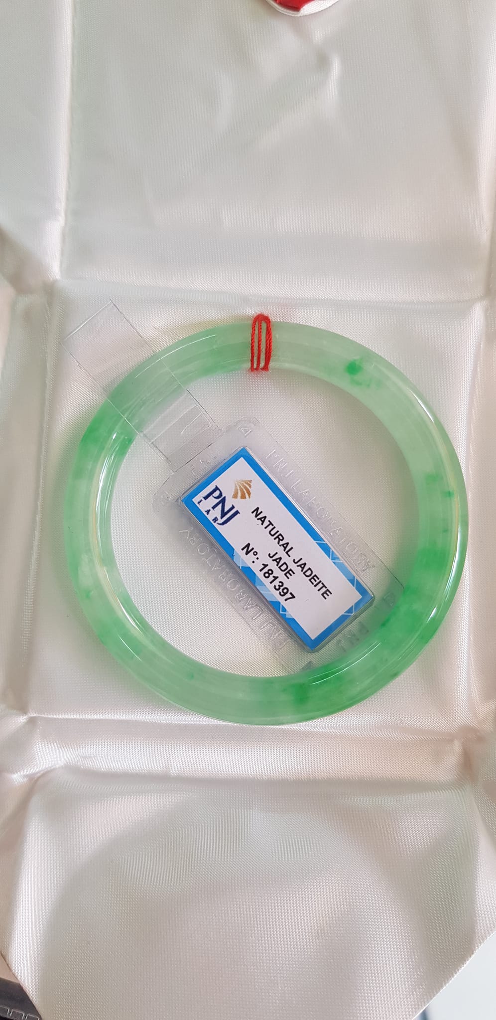 Vòng Cẩm Thạch tự nhiên T Lý Rơi Sao 52mm x cọng 8mm Vòng kiểm định Natural Jadeite Jade P No 181397 màu Xanh ngọc nhẹ trắng điểm xanh lý trong bóng đều đẹp sang lắm luôn nữ 50kg - 55kg đeo ạ