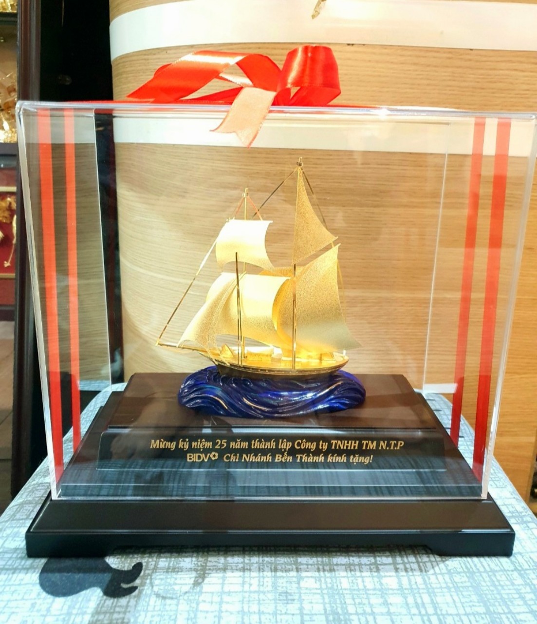 Mô hình thuyền dát vàng 24k MT Gold Art M02(29x17x34 cm)- Hàng chính hãng, quà tặng dành cho sếp, khách hàng, đối tác
