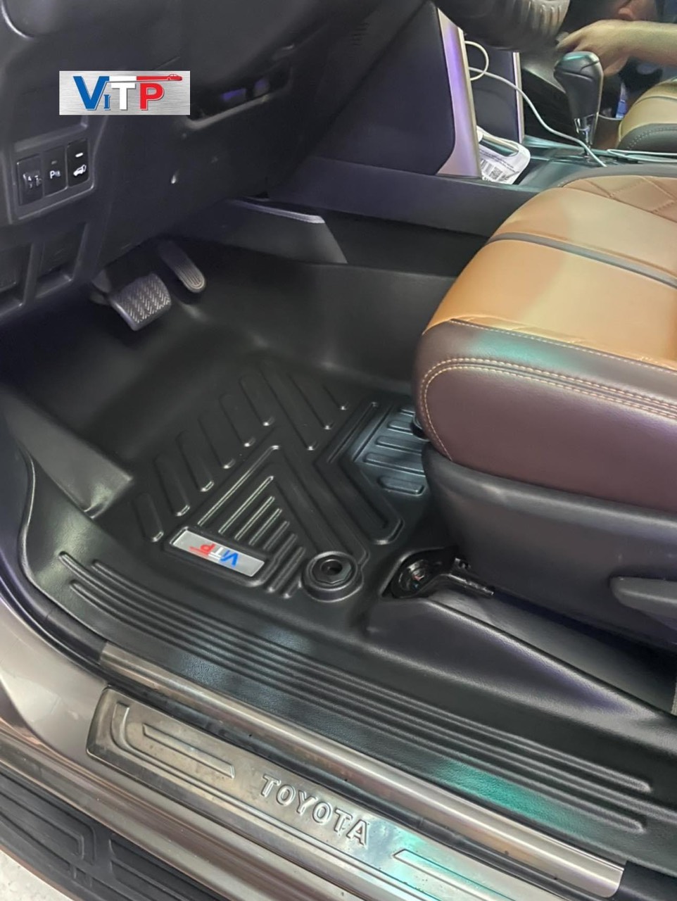 Thảm sàn ViTP Nhựa 360 Full Tràn Viền Bậc Cửa Xe Toyota Innova 2016 – 2023