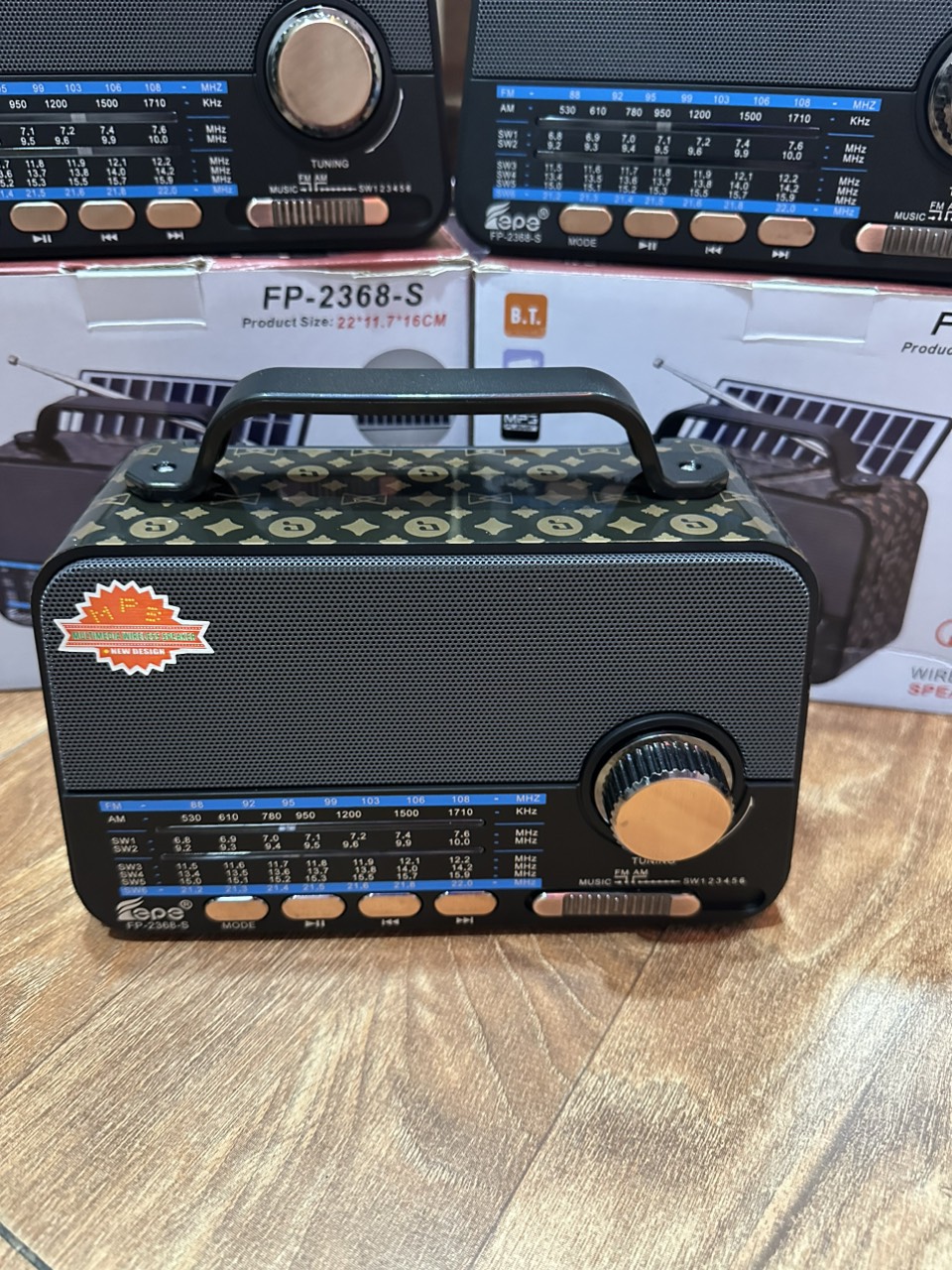Đài Radio năng lượng mặt trời 2368 S xoay 180 độ kết nối FM,AM,SW,Bluetooth có cổng usb và thẻ nhớ. Pin 6 tiếng hàng Chính hãng Kim Cương