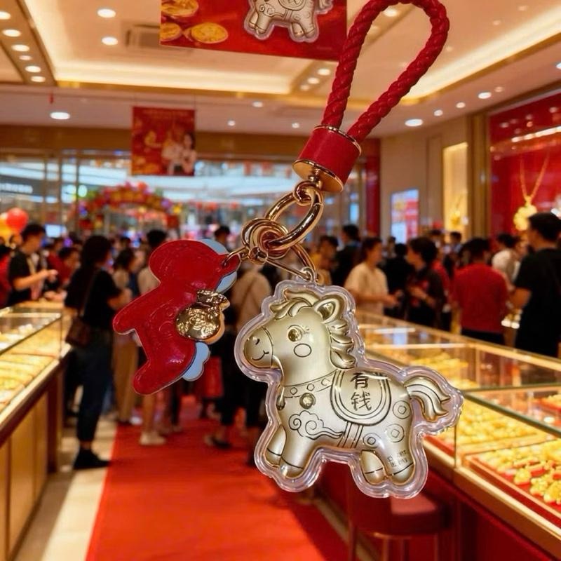 (Loại full hộp) Móc Khóa Ngựa Vàng Phong Thủy Tài Lộc Dây Đỏ May Mắn Cho Xe – Túi – Chìa Khóa