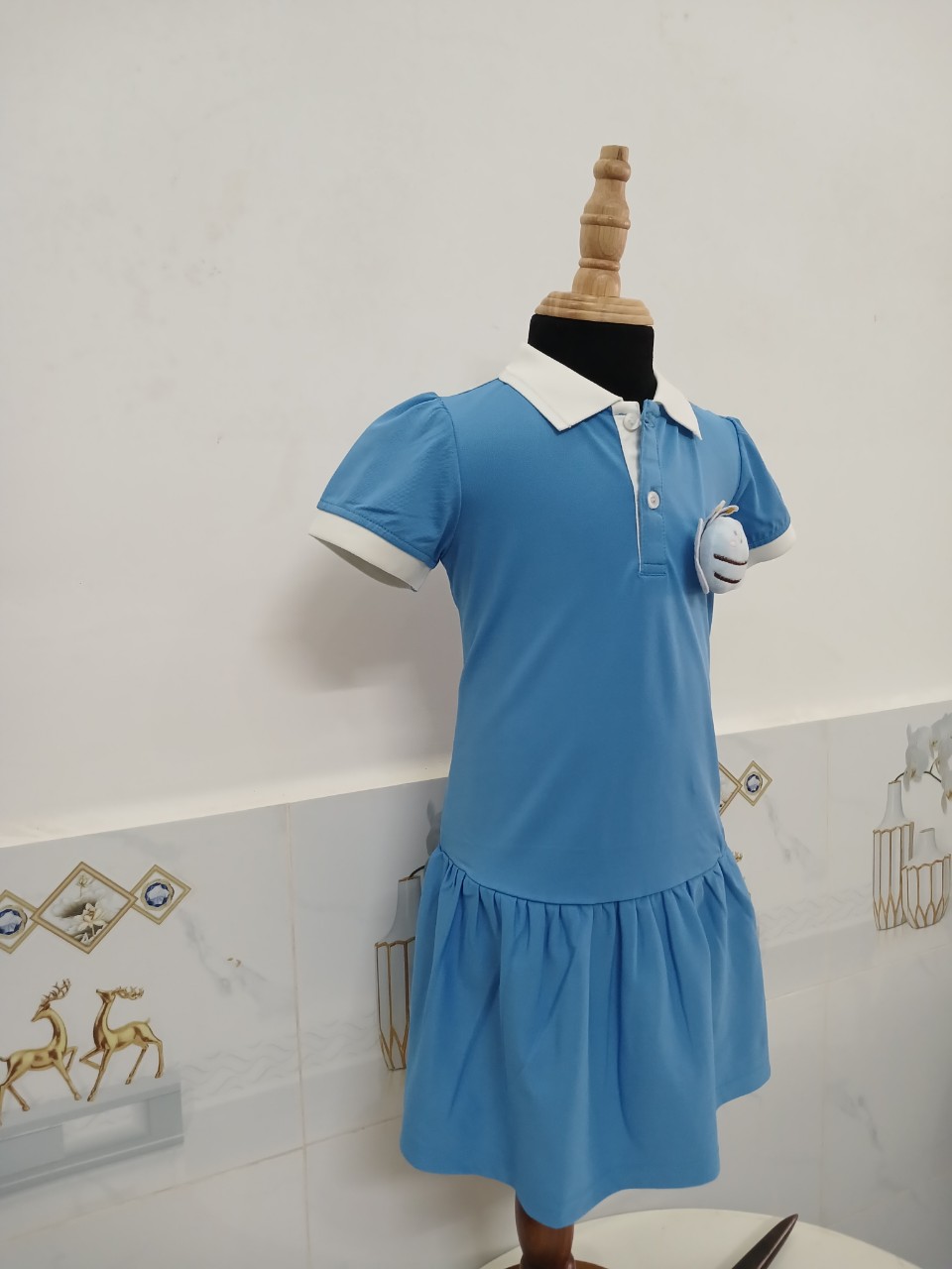 ĐẦM BÉ GÁI POLO XANH BIỂN BEE BÈO LAI