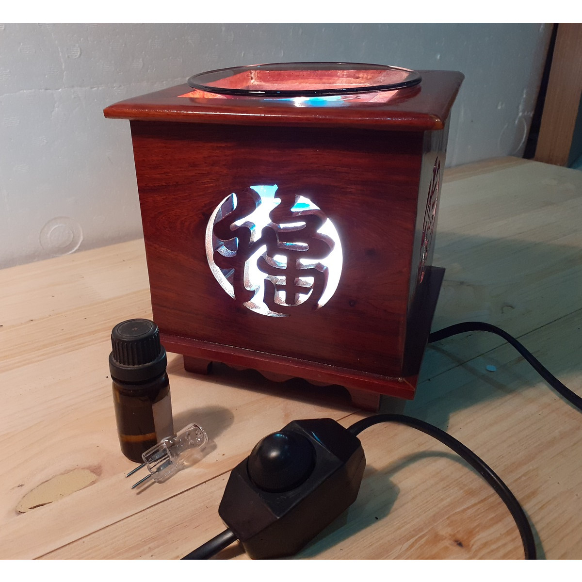 Đèn xông tinh dầu gỗ hương