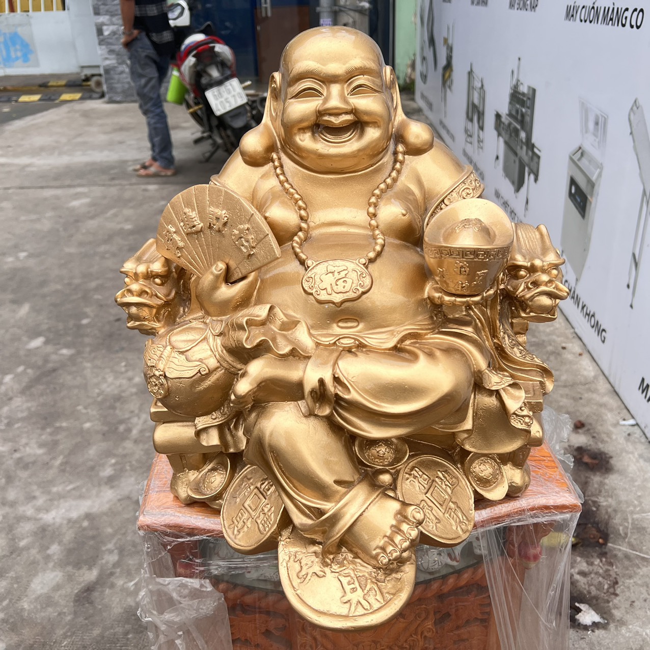 Tượng Di Lặc bột đá màu vàng đồng tay cầm quạt và thỏi vàng cao 37cm