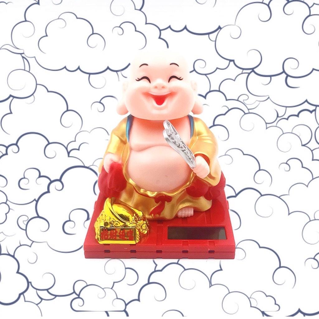 Tượng Phật Di Lặc Gật Đầu Vẫy Quạt dùng bằng năng lượng mặt trời để xe ô tô, ban thần tài hút tài lộc cho gia chủ