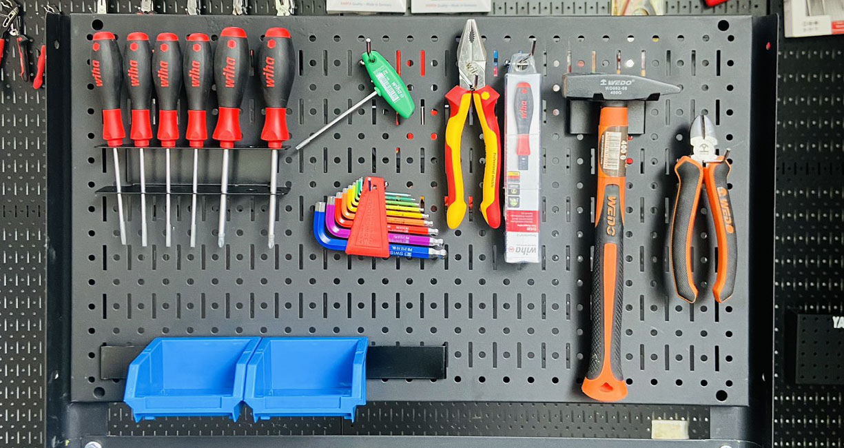 Tấm lưới Pegboard 69x40cm màu đen treo tường đa năng kèm phụ kiện