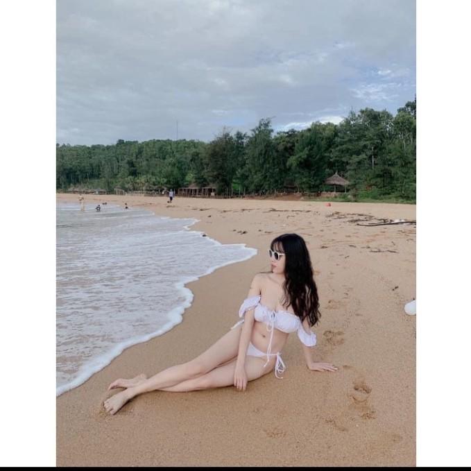 Set bikini đồ bơi 2 mảnh Hiền Hồ tay bồng chip màu trắng áo cúp ngực tay con xinh xắn VATIX