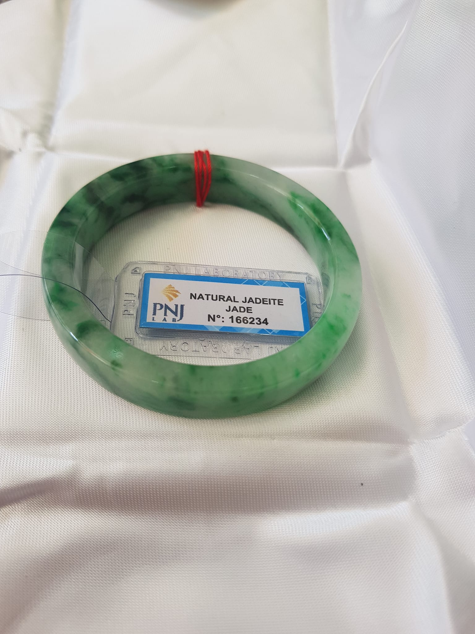 Vòng Tay Đá Ngọc Cẩm Thạch tự nhiên Bản Vuông 50mm   Vòng đã kiểm định có giấy chứng nhận P No 166234 Natural Jadeite  Nữ cân nặng 50kg - 55kg đeo Sang Tay Đẹp lắm luôn ạ