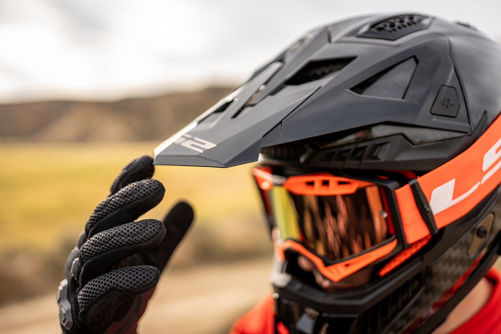 Mũ Cào Cào LS2 MX703 X-Force Carbon