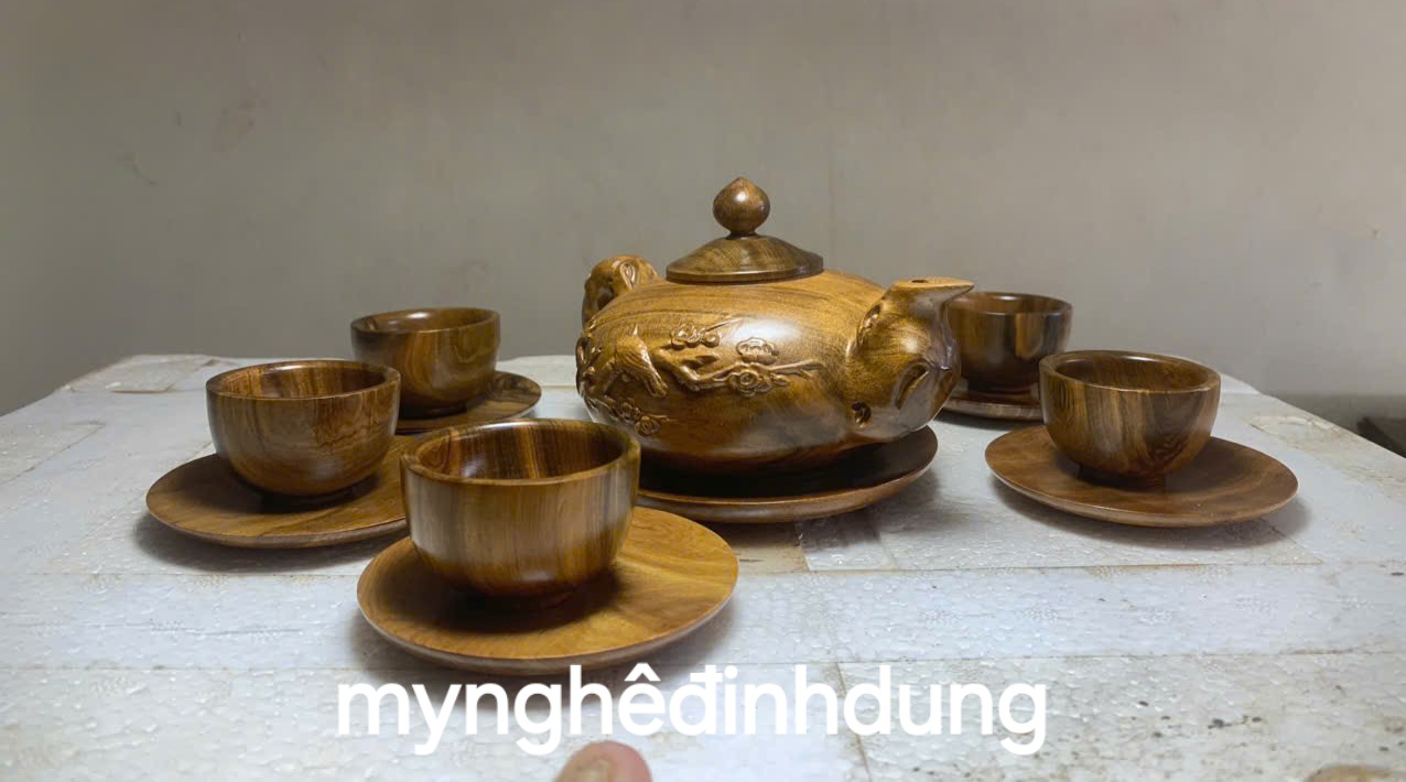 Bộ ấm chén bằng gỗ bách xanh thơm nức