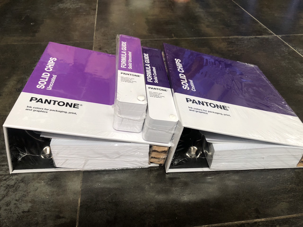 Bộ 2 sản phẩm bảng màu Pantone Solid C U gồm Formula Guide và Chip set Coated Uncoated GP1608A - Phiên bản 2020 - 2,161 màu pha PMS đầu 1-7 - Nhập khẩu từ PANTONE LLC USA - Ngành đồ họa in ấn