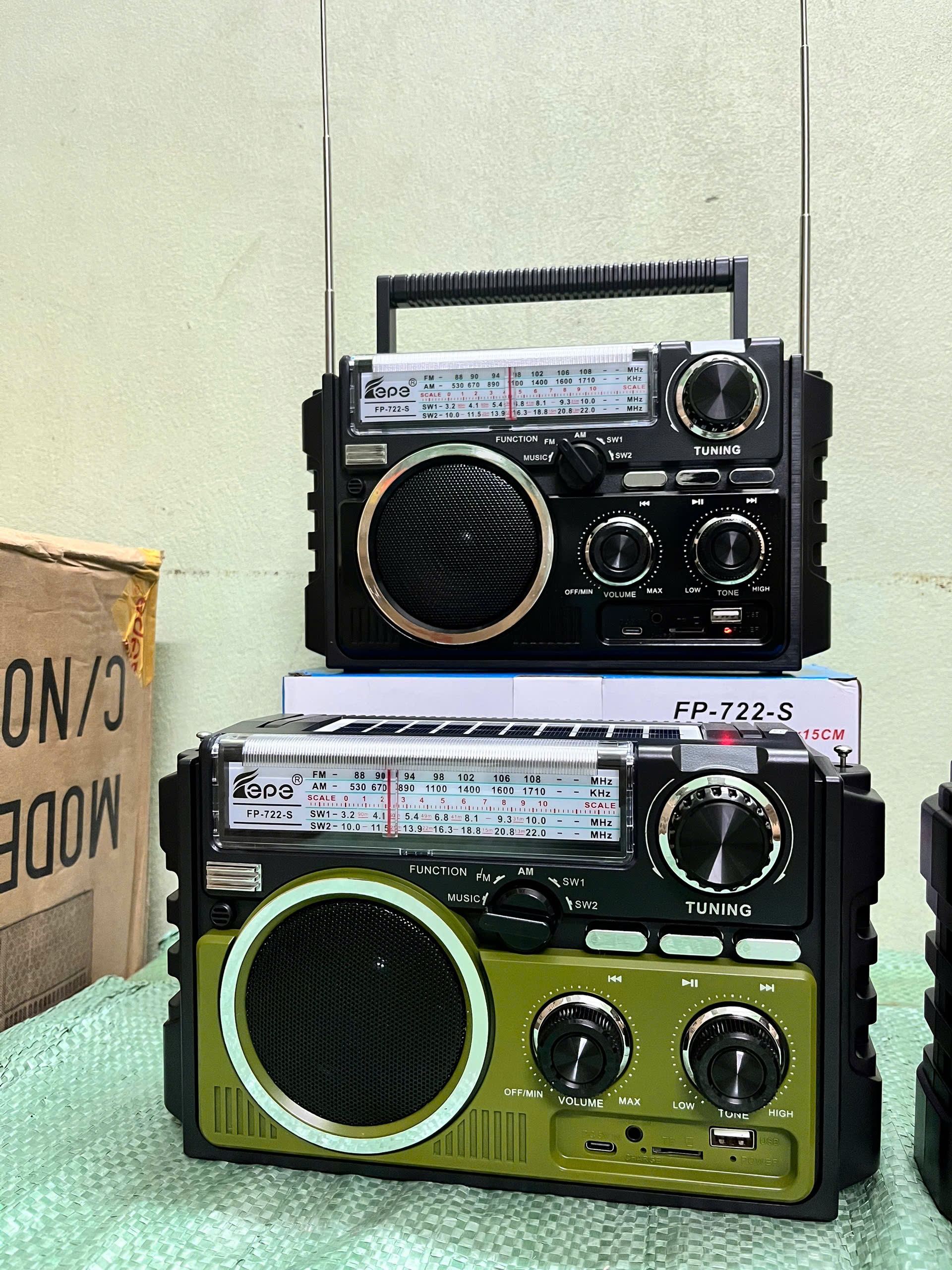 Đài FM Radio Nghe Nhạc FEPE FP-722-S Bluetooth-Sạc Năng Lượng Mặt Trời,Thiết Kế Cổ Điển Sang Trọng ,2 Ăn-Ten Bắt Sóng Mạnh Hỗ Trợ USB và Thẻ Nhớ- Hàng Chính Hãng