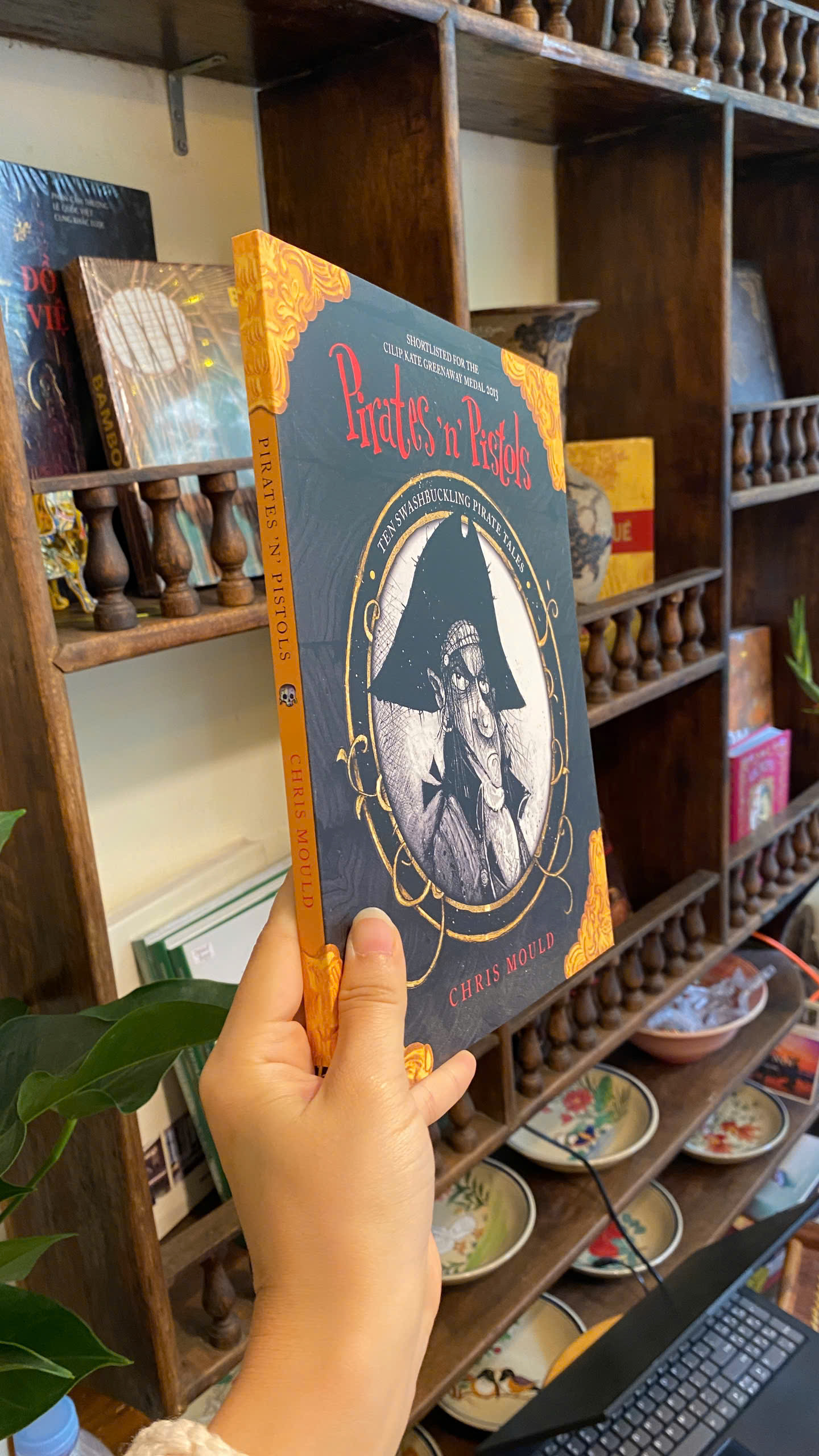 Sách - Pirates 'n' Pistols: Ten Swashbuckling Pirate Tales by Chris Mould | English Children's Book