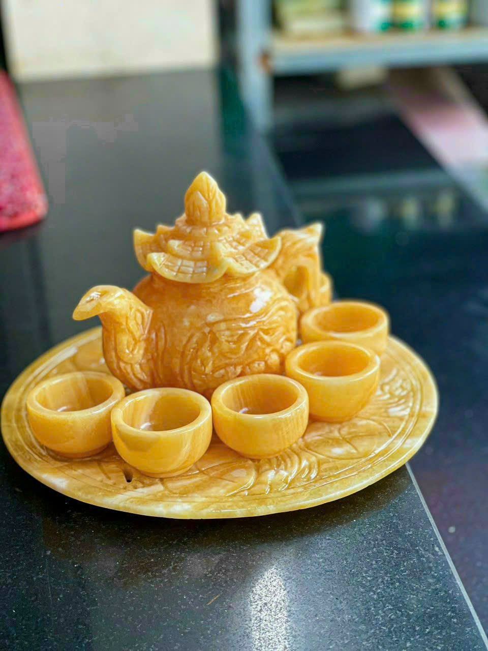 Bộ ấm trà phong thủy chạm vân rồng đá ngọc hoàng long tự nhiên xuyên sáng