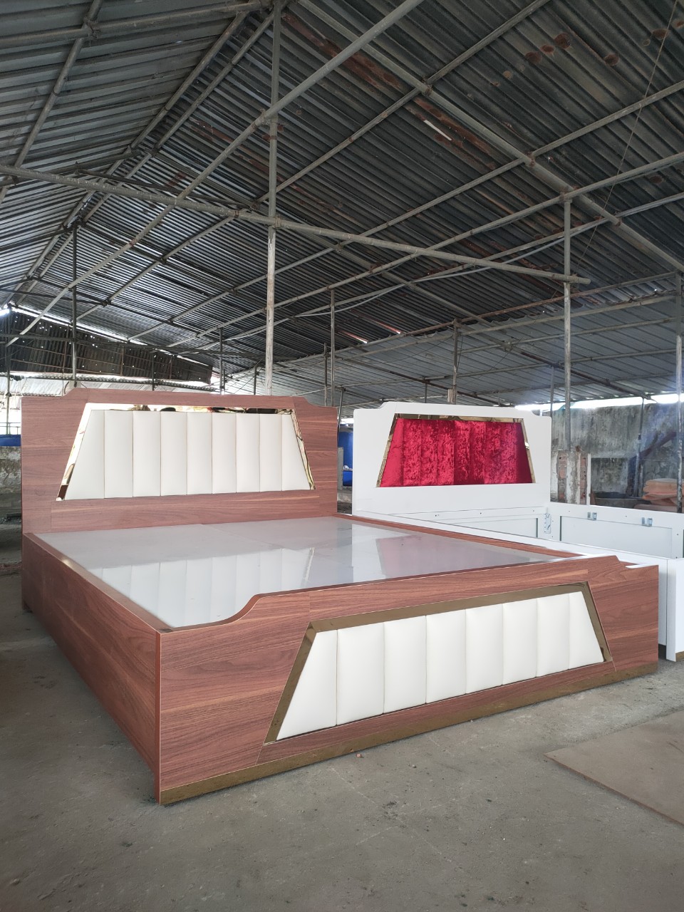 Giường gỗ MDF lõi xanh Tundo kết hợp inox mạ vàng