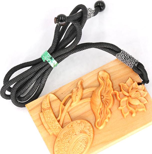Vòng cổ mặt gỗ ngọc am khắc hình Hoa Sen MG103