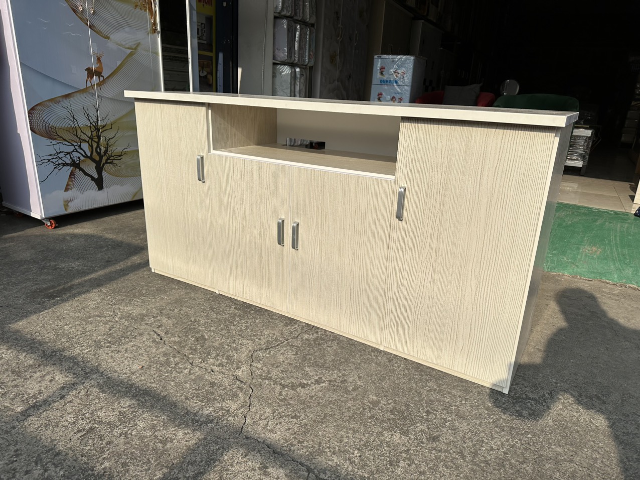 Kệ tivi nhựa Juno Sofa màu gỗ sồi kết hợp làm tủ giày thông minh ngang 1m6 x cao 80 cm x sâu 45 cm.