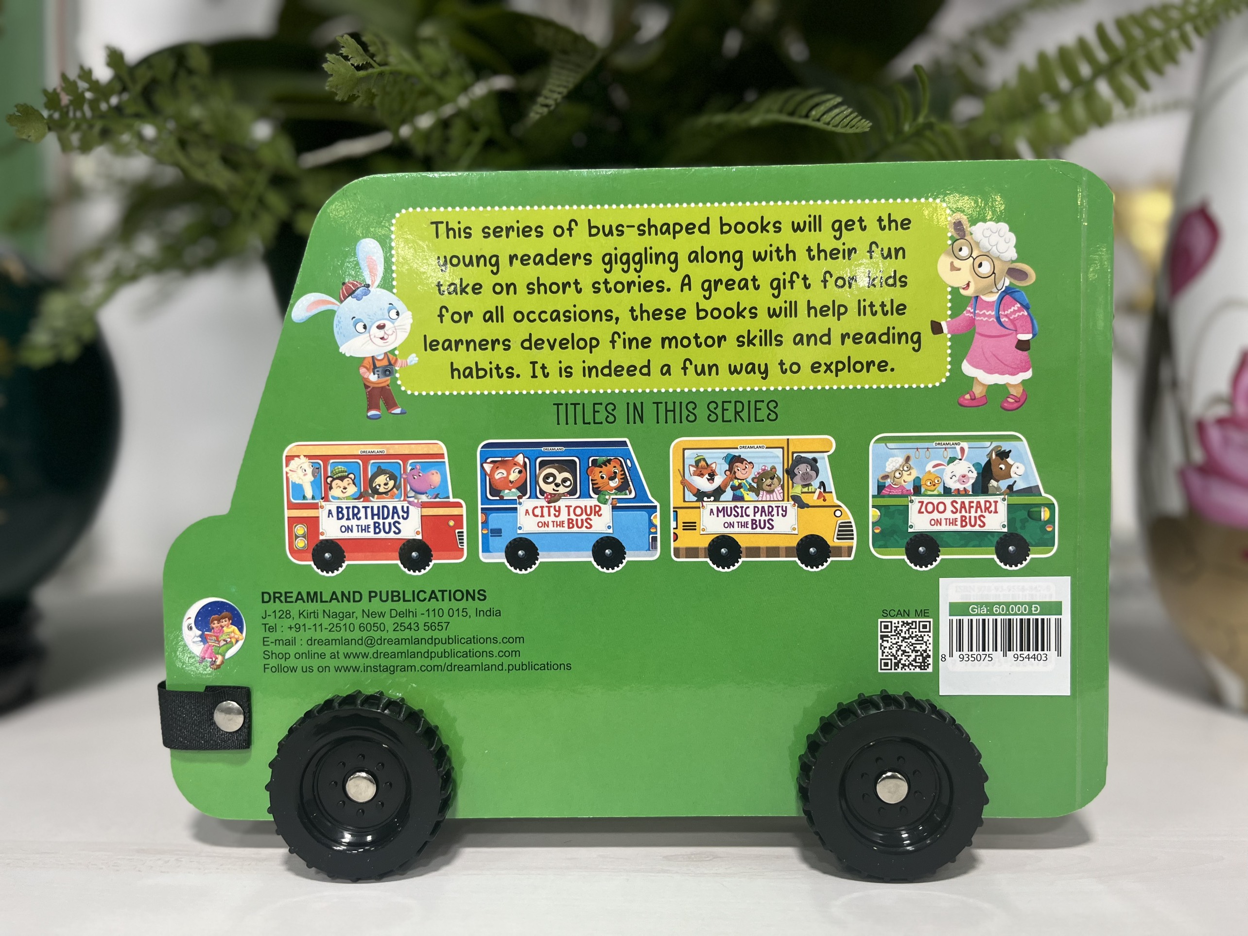 Zoo Safari On The Bus - A Shaped Board Book With Wheels (Vườn Thú Safari Trên Xe Buýt)