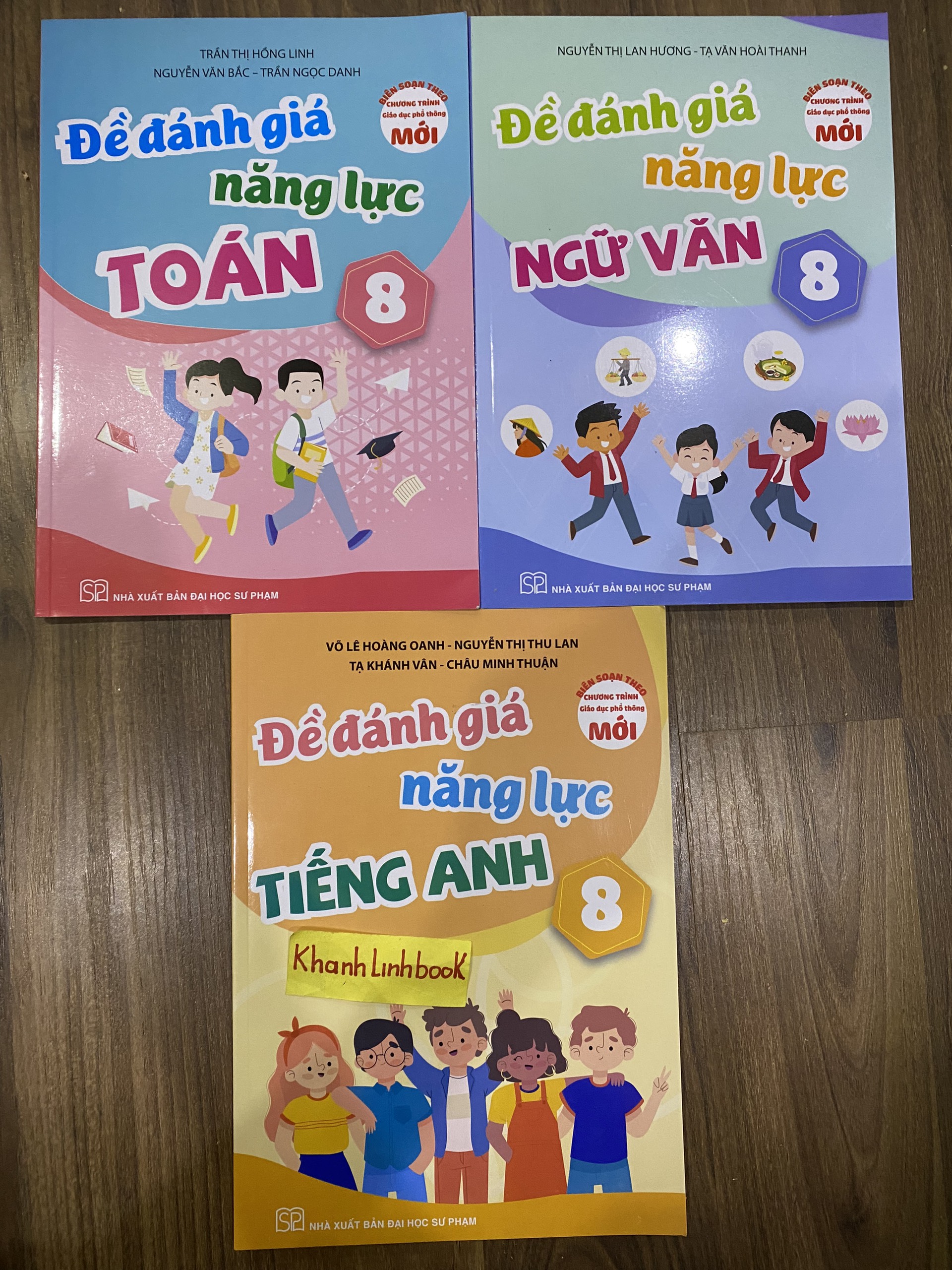 Sách - Đề đánh giá năng lực Toán + Tiếng Việt + Tiếng Anh 8 (KP)