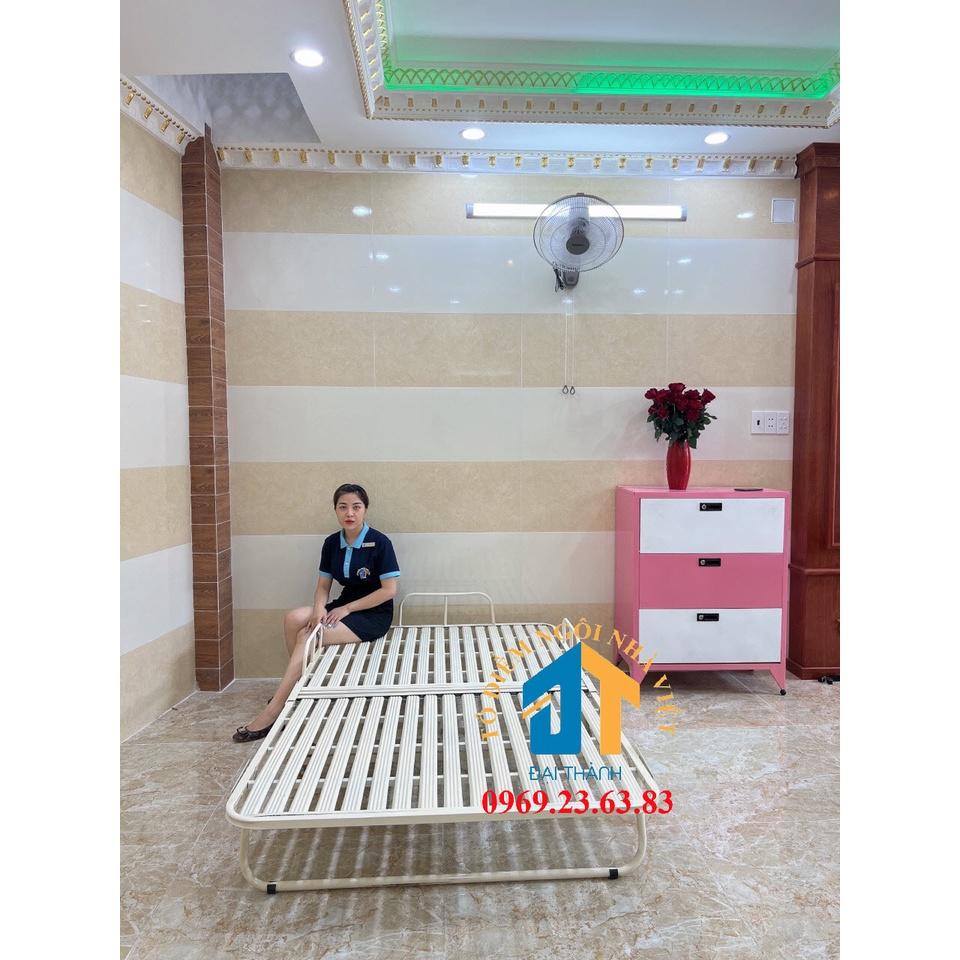 Giường sắt xếp di dộng 1m x 2m màu kem.