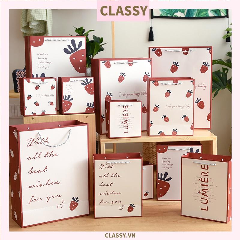 Túi giấy Classy đựng quà dây quai dù họa tiết trái dâu cực xinh Q581