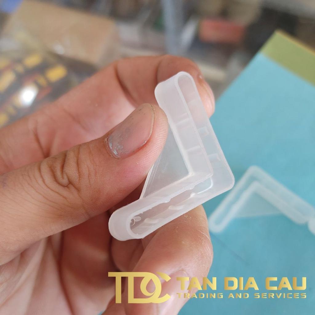 Chân nhựa chống trầy sàn lắp kệ V lỗ size 3x3cm - bộ 4 cái - Tandiacau