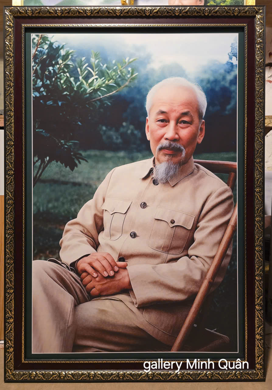 Ảnh bác Hồ ngồi ghế mây trong vườn hoa Phủ Chủ tịch- Hà Nội năm 1957