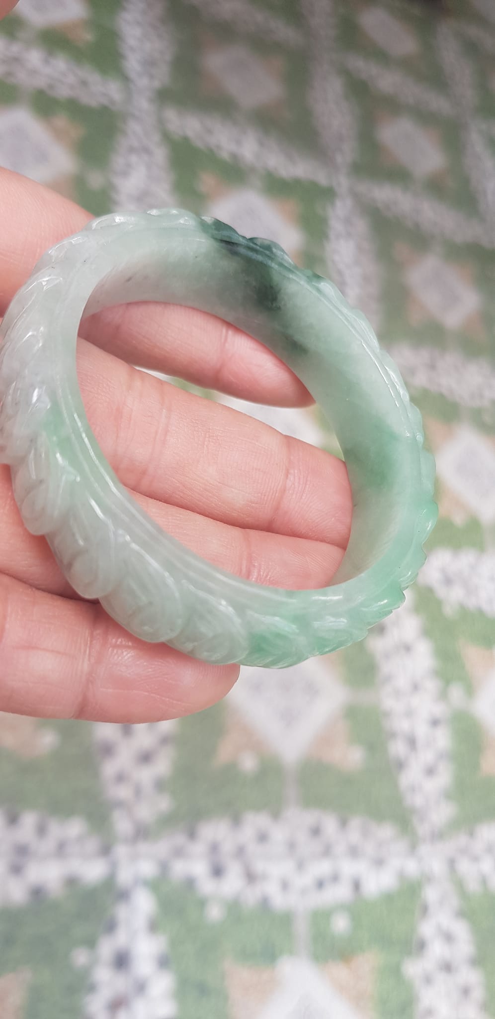 Vòng tay đá ngọc Cẩm Thạch dãy Đồng Tiền Tự nhiên Size 48mm x cao 13mm x dầy 7mm Màu trắng bóng ngọc ngà điểm xanh nhẹ đẹp may mắn tài lộc Nữ mệnh kim mệnh thủy tay nhỏ 35kg - 48kg đeo ạ