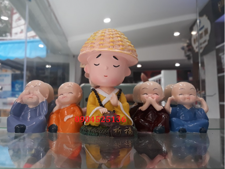 Bộ Tượng 5 Chú Tiểu nhiều tư thế Dùng Để Trang Trí Ô Tô, Bàn Làm Việc, tượng phong thủy. 5 chú tiểu bằng gốm sứ.Bộ Tượng Chú Tiểu Hòa Thượng