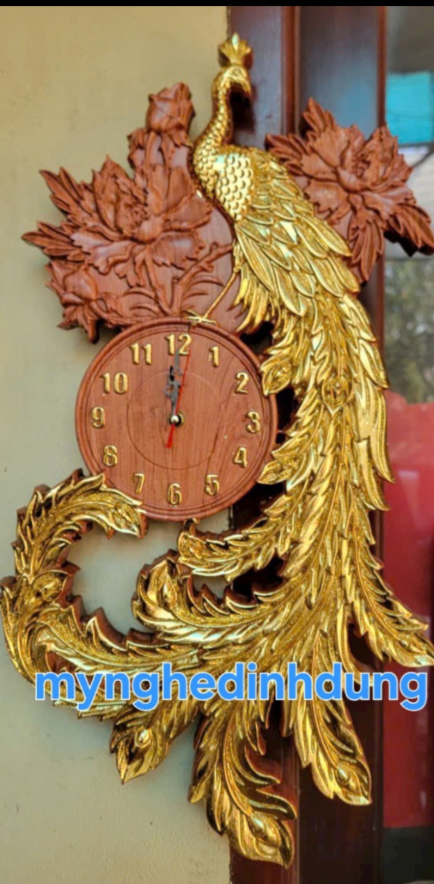 Đồng hồ treo tường khắc chim công gỗ hương đá 36x66x3cm