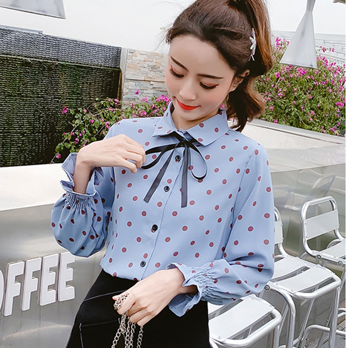 Áo sơ mi công sở chấm bi tay chumpet, thời trang xuân hè 2021