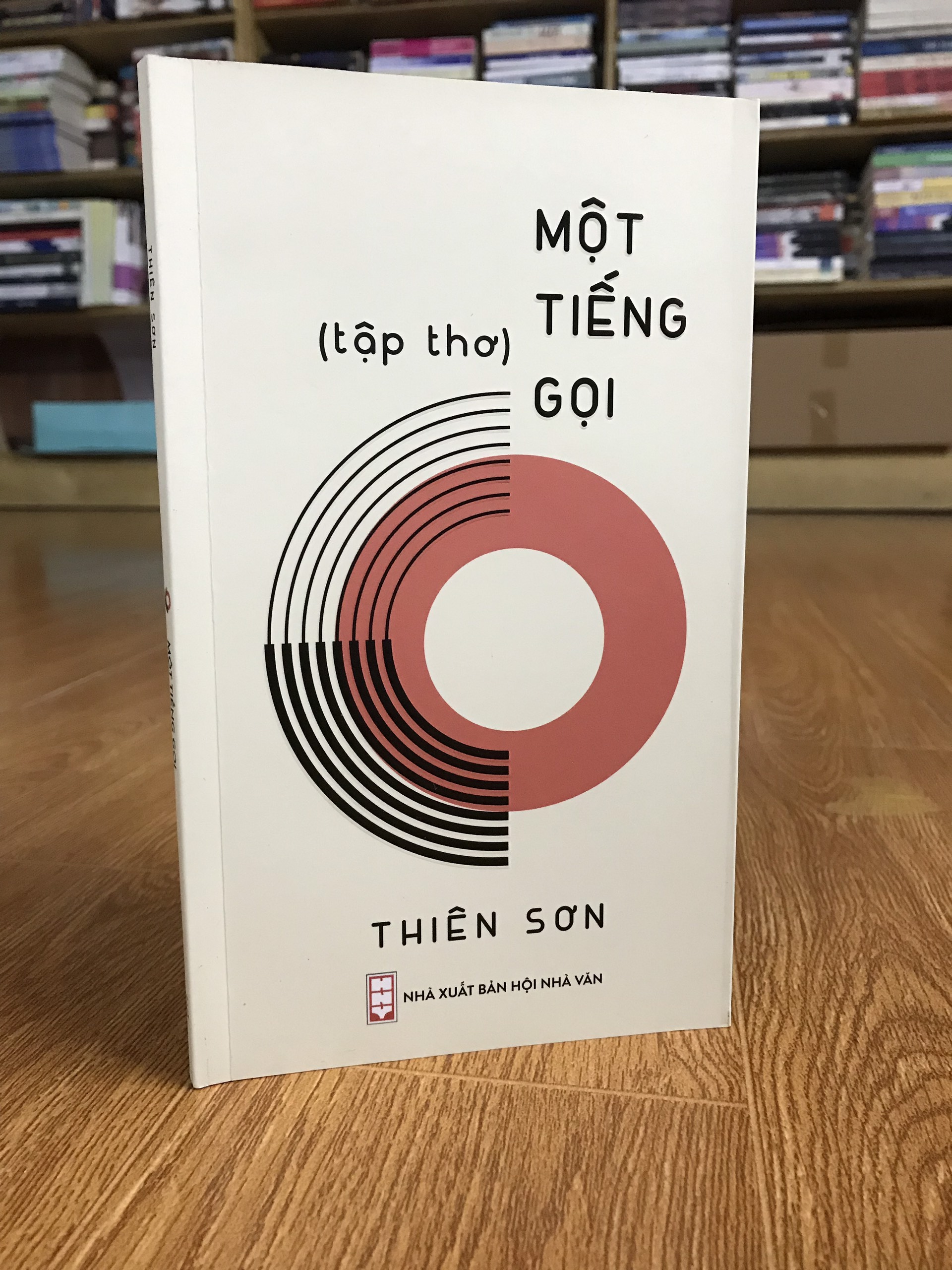 Combo Dưới Trăng Và Một Bậc Cửa (Nguyễn Quang Thiều) + Một Tiếng Gọi (Thiên Sơn) (tuyển tập thơ có chữ ký tặng của hai tác giả)