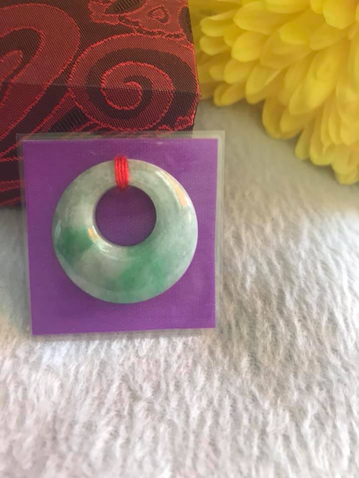 Mặt Dây Chuyền ĐỒNG ĐIẾU KIỂU TRÒN GIỮA TO ĐÁ Cẩm Thạch Tự Nhiên  Size 29mm x Dầy 7mm x Đk tròn bên trong 12mm  MÀU XANH NGỌC CẨM THẠCH LÊN XANH LÁ ĐẬM ĐẸP Nữ làm mặt Dây Chuyền KIỂU Đeo Đẹp ạ