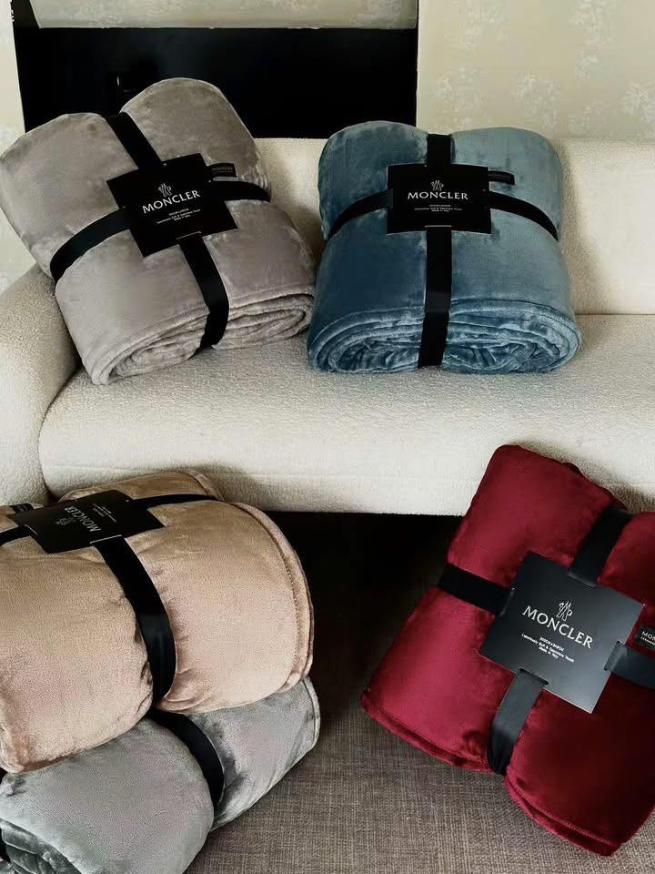 Chăn Moncler - Crytal Plush Size Queen 248x233 Hàng Chính Hãng
