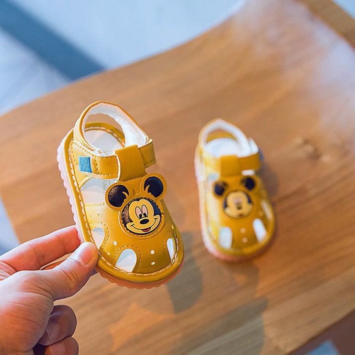 Giày tập đi - Sandal cho bé trai bé gái tập đi hình chuột Mickey đế mềm chống trơn trượt, phát tiếng kêu G33