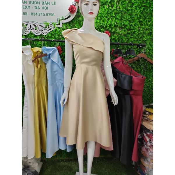 Váy thiết kế Thu Hương, váy xoè lệch vai bèo ngực cực sang. Váy trắng đi tiệc