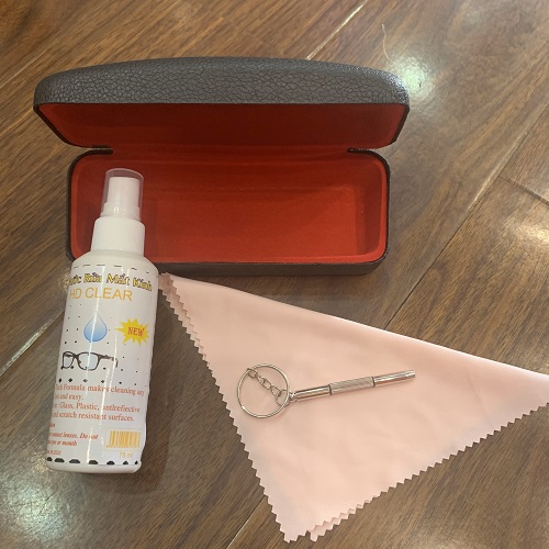 Combo Hộp Đựng Kính, Nước Rửa Kính và Khăn Lau